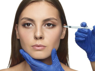 Beyaz stüdyo arka plan izole güzel genç kadın portresi