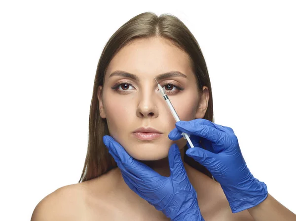 Retrato de una hermosa joven aislada sobre fondo blanco del estudio — Foto de Stock