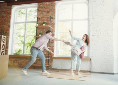 Genç çift yeni bir eve ya da daireye taşındı