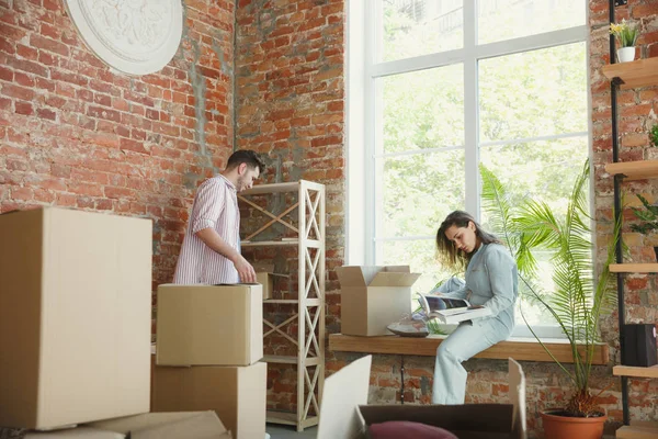 Casal jovem mudou-se para uma nova casa ou apartamento — Fotografia de Stock