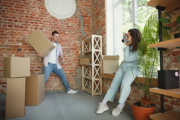 Mladý pár se přestěhoval do nového domu nebo bytu — Stock fotografie