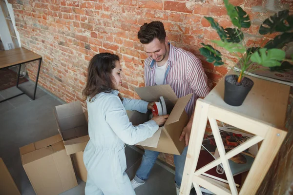 Jeune couple déménagé dans une nouvelle maison ou un nouvel appartement — Photo