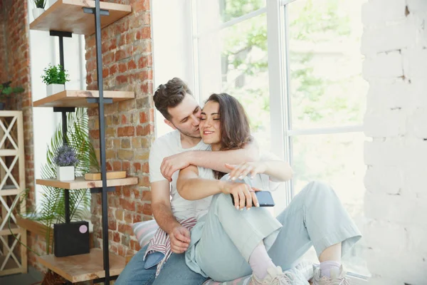 Young couple moved to a new house or apartment — Stock Photo, Image