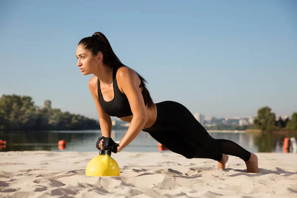 Joven atleta sana haciendo ejercicio en la playa —  Fotos de Stock