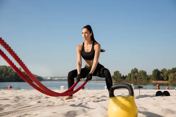 Joven atleta sana haciendo ejercicio en la playa —  Fotos de Stock