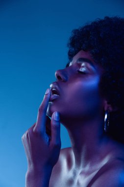 Neon ışık kadın yüksek moda modeli Portresi