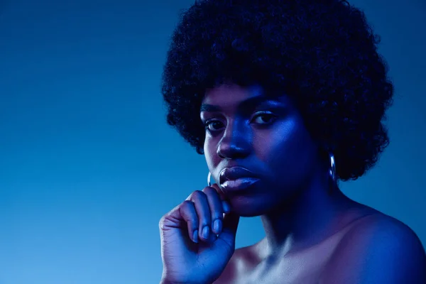 Retrato do modelo feminino de alta moda em luz de néon — Fotografia de Stock