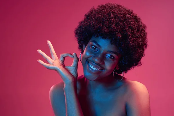 Retrato de modelo de alta moda femenina en luz de neón —  Fotos de Stock