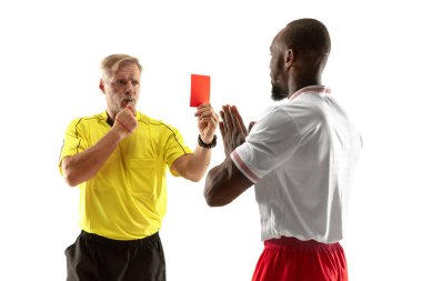 Futbol hakemi beyaz arka planda izole bir hoşnutsuz oyuncuya kırmızı kart gösteren