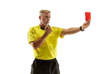 Futbol hakemi beyaz arka planda izole bir hoşnutsuz oyuncuya kırmızı kart gösteren
