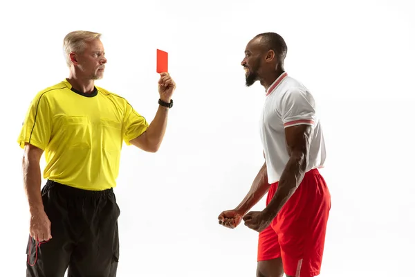 Árbitro de futebol mostrando um cartão vermelho para um jogador descontente isolado no fundo branco — Fotografia de Stock