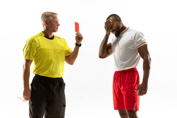 Fußball-Schiedsrichter zeigt einem unzufriedenen Spieler auf weißem Hintergrund die Rote Karte — Stockfoto