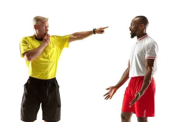 Arbitro di calcio dà indicazioni con gesti ai giocatori isolati su sfondo bianco — Foto Stock