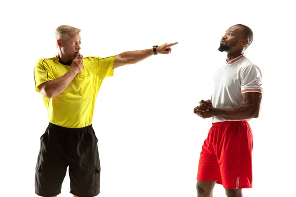 Árbitro de fútbol da instrucciones con gestos a los jugadores aislados sobre fondo blanco — Foto de Stock