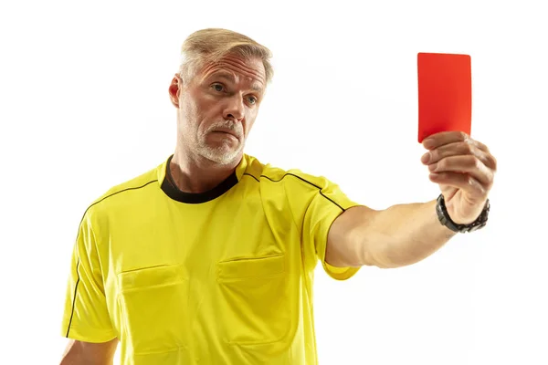 Futbol hakemi beyaz arka planda izole bir hoşnutsuz oyuncuya kırmızı kart gösteren — Stok fotoğraf
