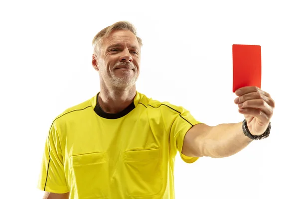 Футбольный судья показывает красную карточку недовольному игроку на белом фоне — стоковое фото