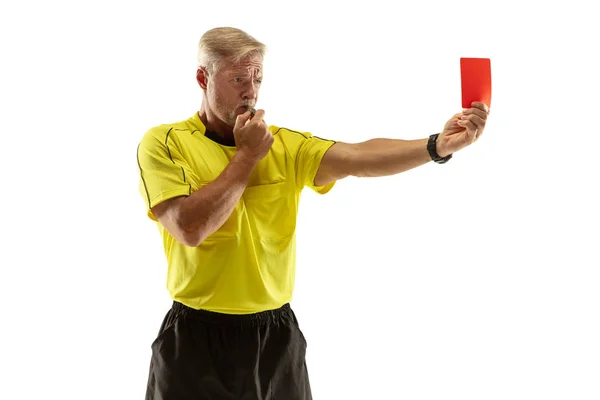 Fotbalový rozhodčí zobrazující červenou kartu k rozladiovanému hráči na bílém pozadí — Stock fotografie