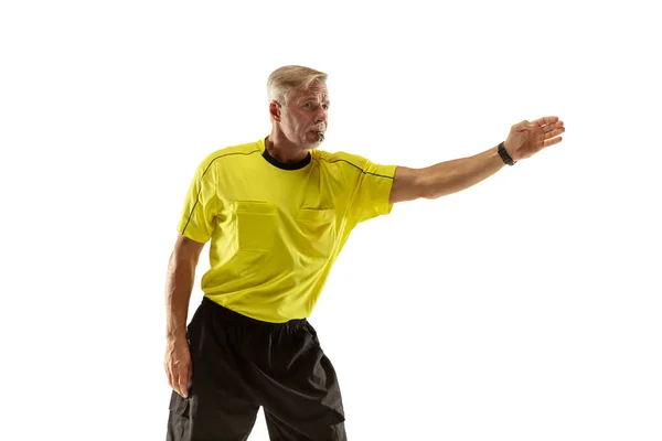 Árbitro de fútbol da instrucciones con gestos a los jugadores aislados sobre fondo blanco — Foto de Stock