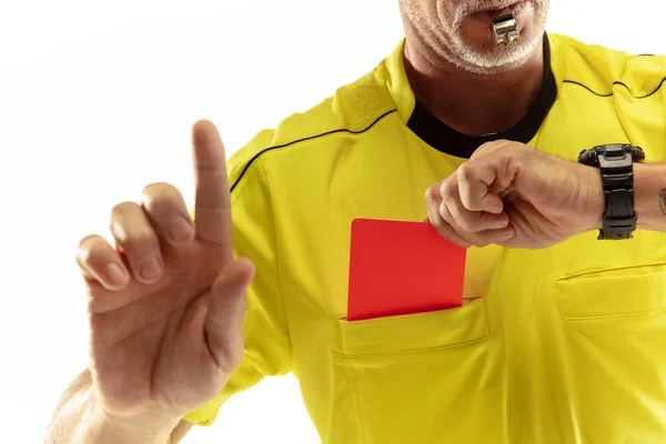 흰색 배경에 고립 된 불쾌한 선수에게 레드 카드를 보여주는 축구 심판 — 스톡 사진