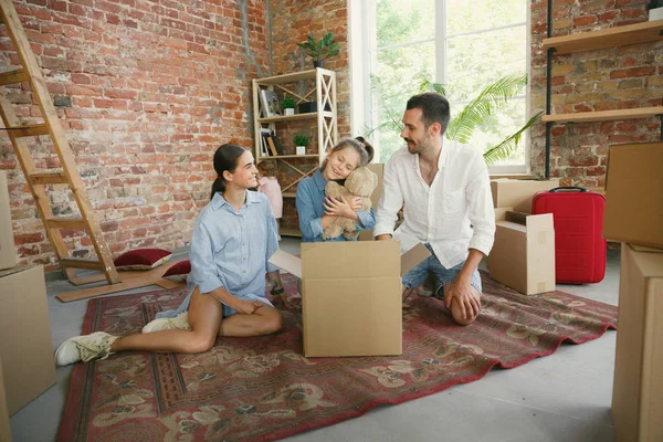 Família adulta mudou-se para uma nova casa ou apartamento — Fotografia de Stock