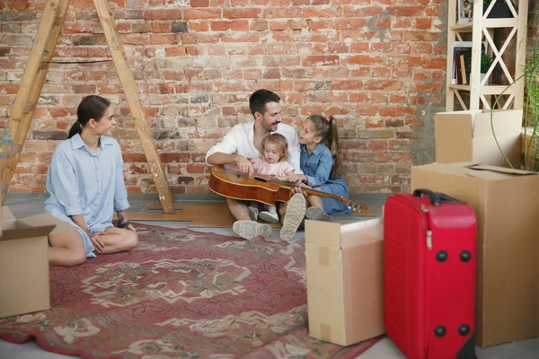 Voksen familie flyttet til nytt hus eller ny leilighet – stockfoto