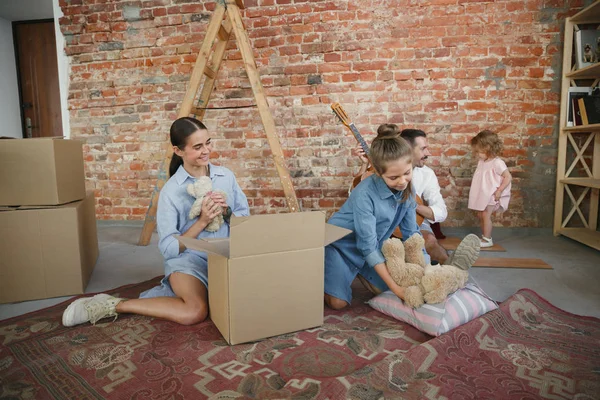 Voksen familie flyttet til nytt hus eller ny leilighet – stockfoto