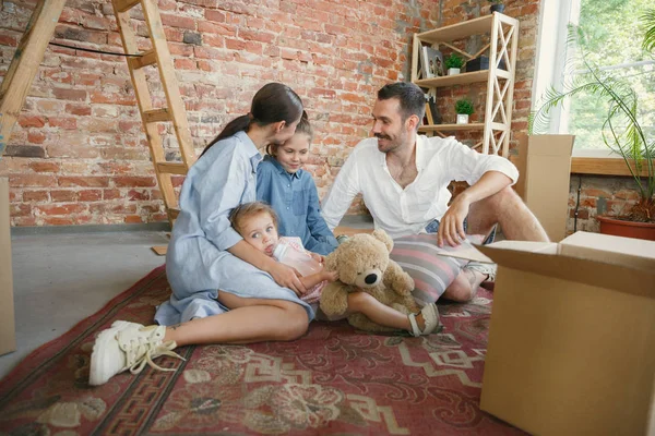 Volwassen familie verhuisd naar een nieuw huis of appartement — Stockfoto