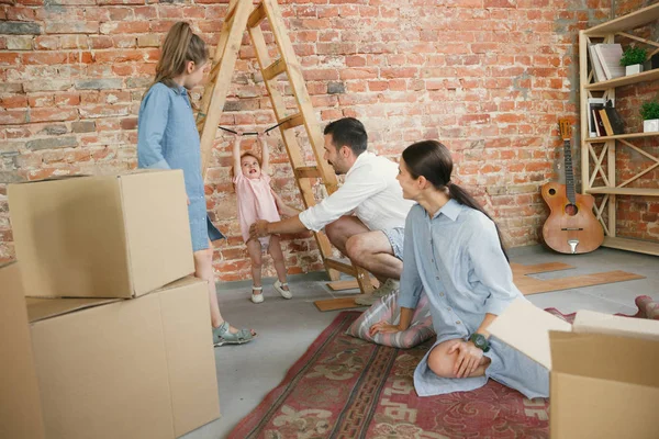 Família adulta mudou-se para uma nova casa ou apartamento — Fotografia de Stock