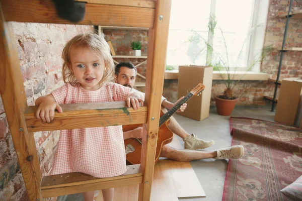 Giovane padre e sua figlia si trasferirono in una nuova casa o appartamento — Foto Stock