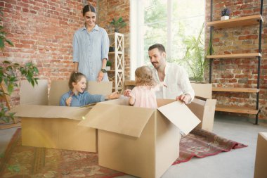 Yetişkin aile yeni bir eve veya daireye taşındı