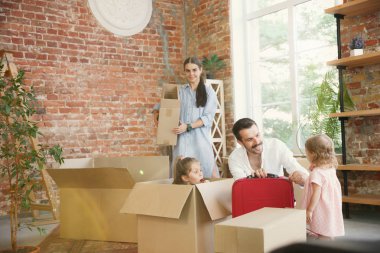 Yetişkin aile yeni bir eve veya daireye taşındı