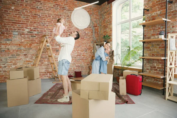 Familia adulta se mudó a una nueva casa o apartamento — Foto de Stock