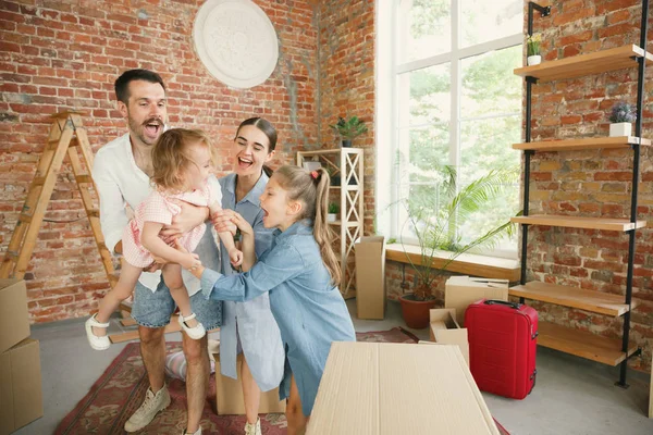 Voksen familie flyttet til nytt hus eller ny leilighet – stockfoto