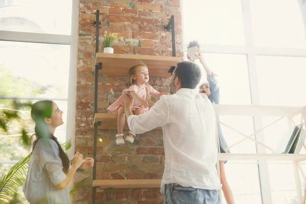 Voksen familie flyttet til nytt hus eller ny leilighet – stockfoto