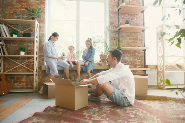 成人家庭搬到新房子或公寓 — 图库照片