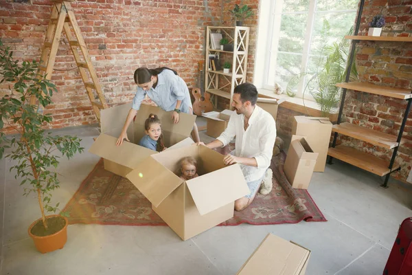 Yetişkin aile yeni bir eve veya daireye taşındı