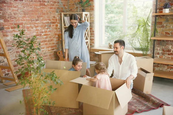 Dospělá rodina se přestěhovala do nového domu nebo bytu — Stock fotografie