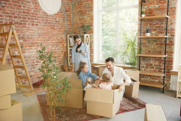 Dospělá rodina se přestěhovala do nového domu nebo bytu — Stock fotografie