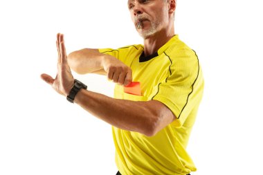 Futbol hakemi beyaz arka planda izole bir hoşnutsuz oyuncuya kırmızı kart gösteren