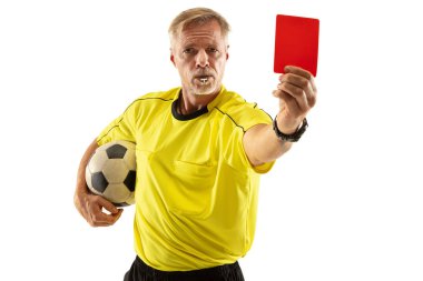 Futbol hakemi beyaz arka planda izole bir hoşnutsuz oyuncuya kırmızı kart gösteren