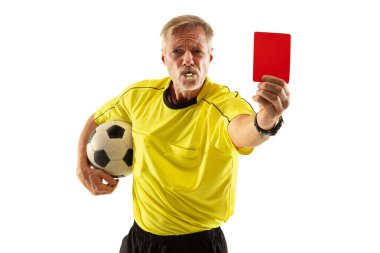 Futbol hakemi beyaz arka planda izole bir hoşnutsuz oyuncuya kırmızı kart gösteren