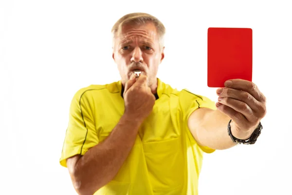 Fotbalový rozhodčí zobrazující červenou kartu k rozladiovanému hráči na bílém pozadí — Stock fotografie