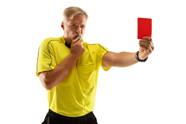 Árbitro de fútbol mostrando una tarjeta roja a un jugador disgustado aislado sobre fondo blanco — Foto de Stock