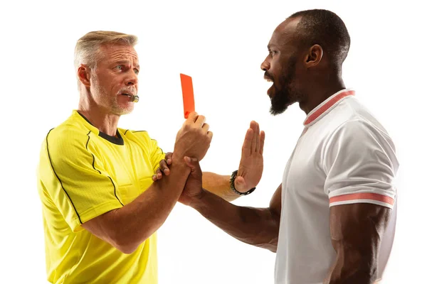 Árbitro de fútbol mostrando una tarjeta roja a un jugador disgustado aislado sobre fondo blanco — Foto de Stock