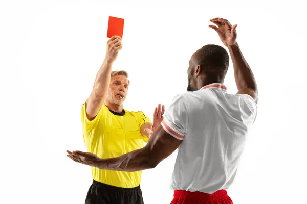 Voetbal scheidsrechter toont een rode kaart aan een ontevreden speler geïsoleerd op witte achtergrond — Stockfoto