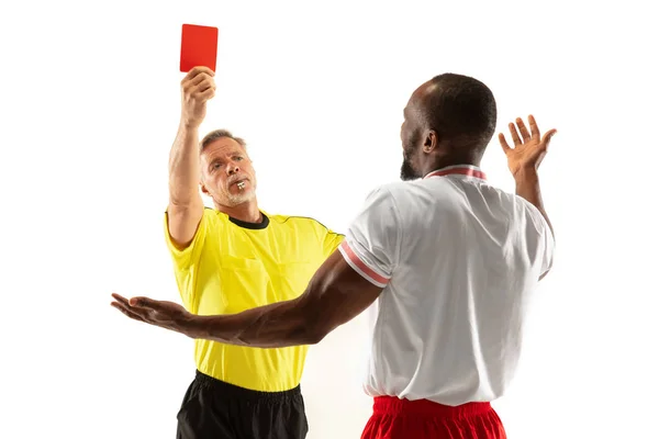 Fotbollsdomare som visar ett rött kort till en missnöjd spelare isolerad på vit bakgrund — Stockfoto