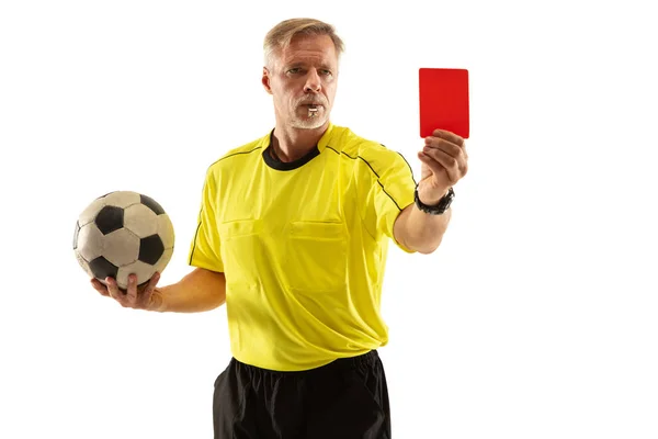 Футбольний арбітр, який показує червону картку незадоволеному гравцеві ізольованому на білому тлі — стокове фото