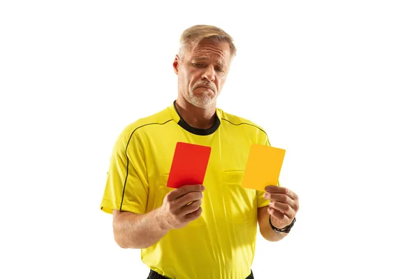 Fußball-Schiedsrichter zeigt einem unzufriedenen Spieler auf weißem Hintergrund die Rote Karte — Stockfoto