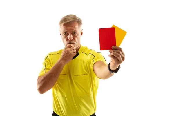 Árbitro de futebol mostrando um cartão vermelho para um jogador descontente isolado no fundo branco — Fotografia de Stock