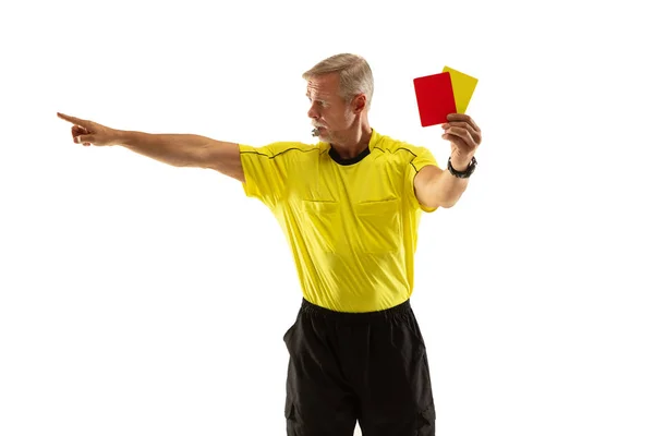 Arbitre de football montrant un carton rouge à un joueur mécontent isolé sur fond blanc — Photo
